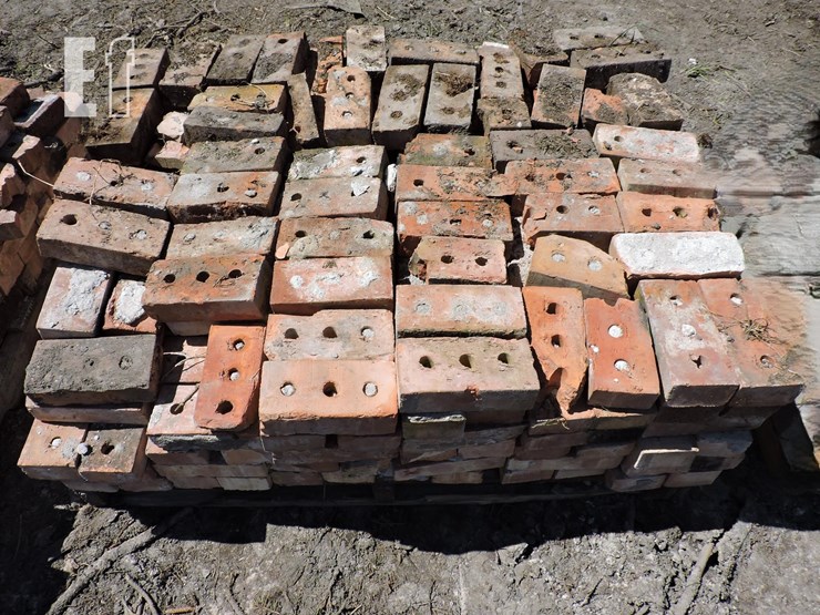 (2)-pallets-of-re-claimed-red-clay-bricks,-4”-x-8”-image-2