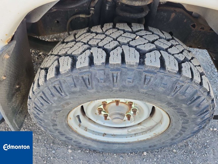 2014-ford-cargo-image-13