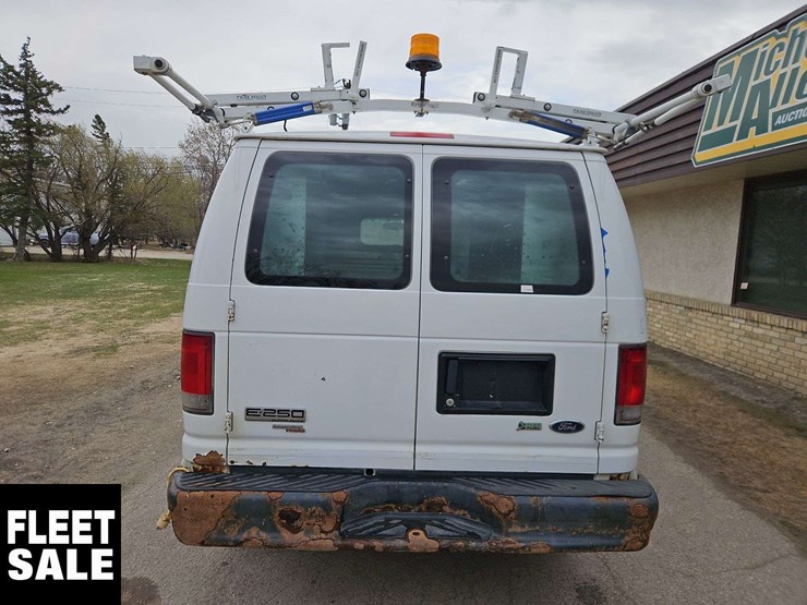 2011-ford-cargo-image-8
