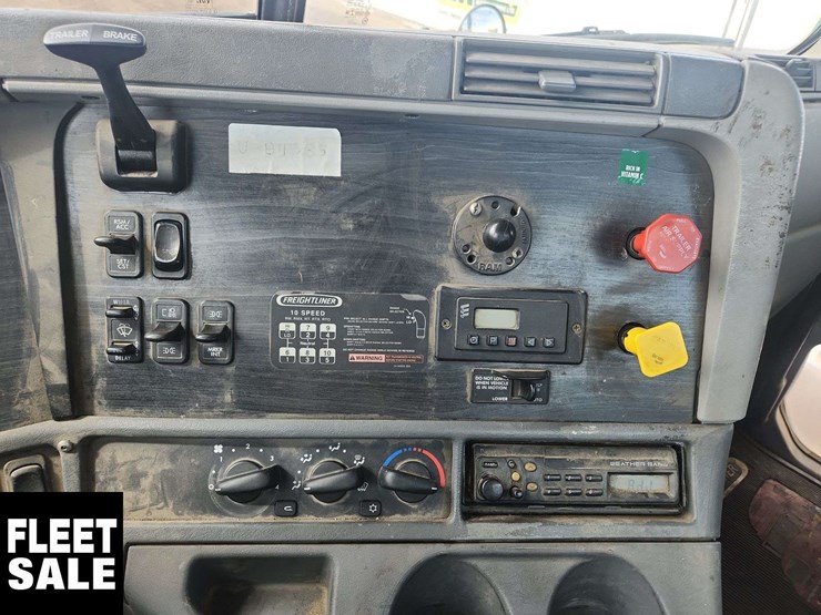 2005-freightliner-columbia-120-image-10
