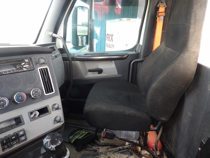 2019-freightliner-cascadia-126-image-19