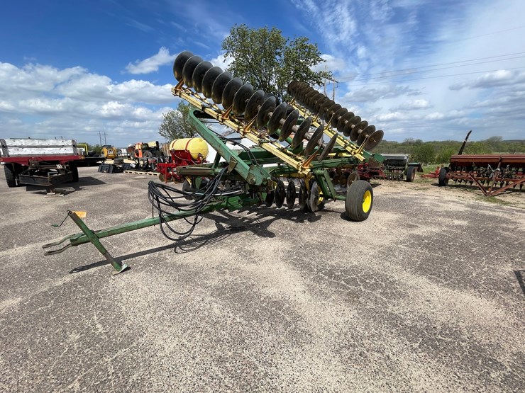 john-deere-220-image-4