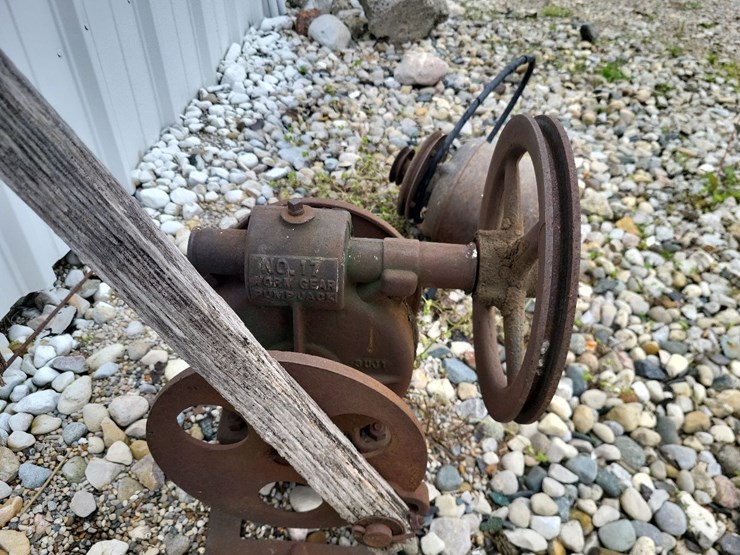 antique-pump-jack-image-5
