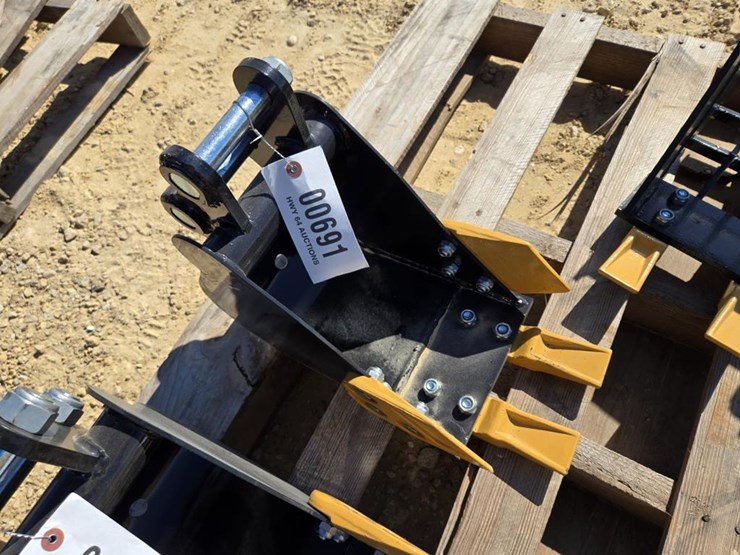#691-•-new-sdlanch-mini-excavator-8"-tooth-bucket-image-1