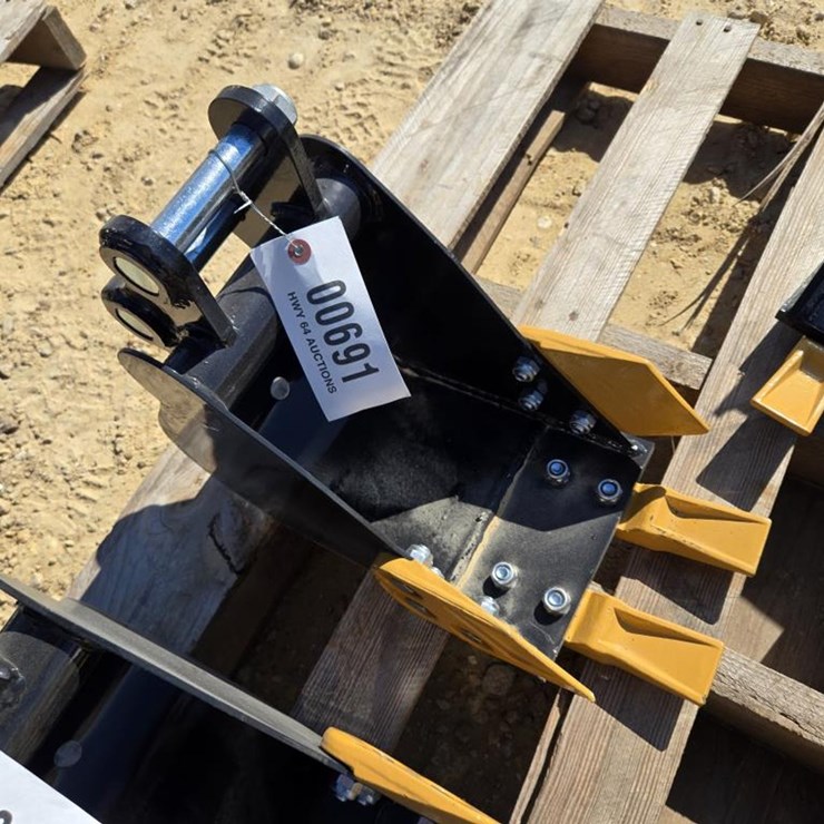 #691 • NEW SDLANCH MINI EXCAVATOR 8" TOOTH BUCKET