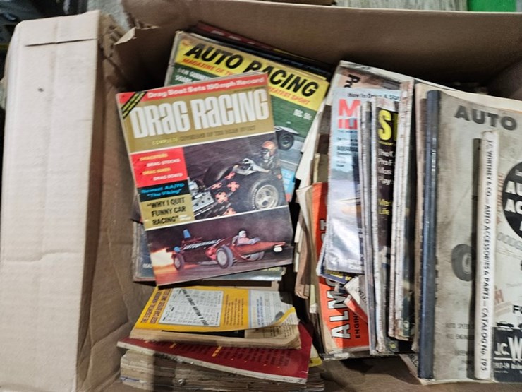 #6239-•-box-of-vintage-magazines-image-4