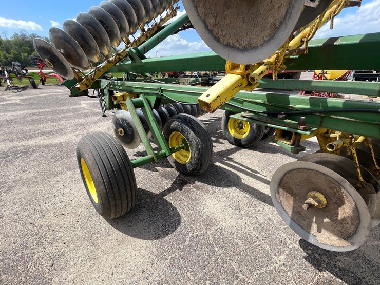 john-deere-220-image-10