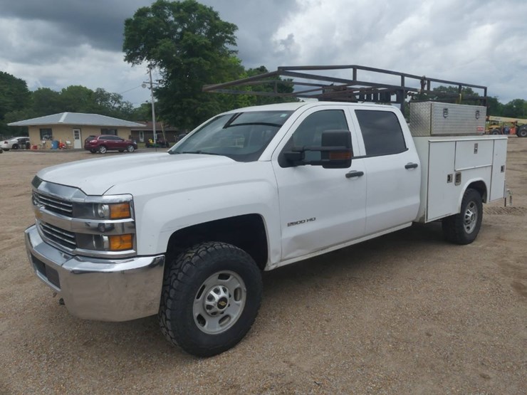 2017-chevrolet-2500hd-image-1