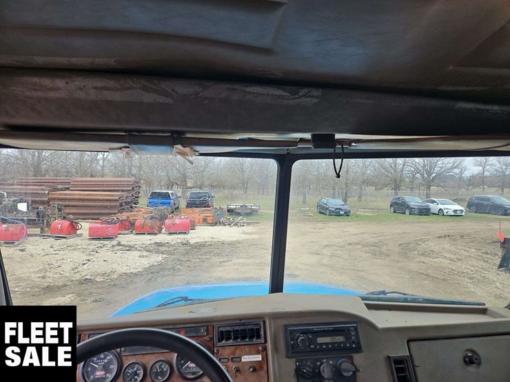 2003-peterbilt-330-image-28