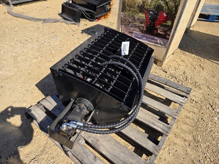 #681-•-new-sdlanch-mini-skid-steer-mixing-bucket-image-2