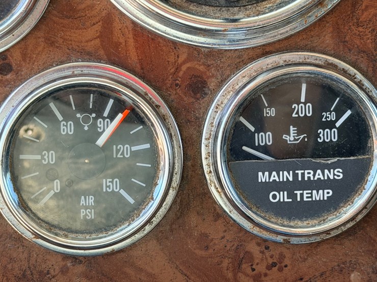 2006-peterbilt-335-image-47