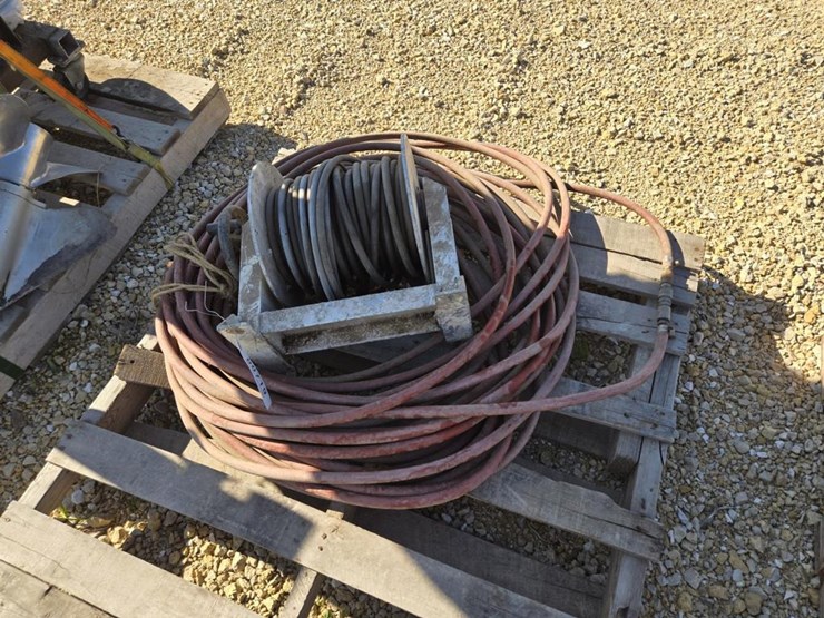 #719-•-air-hoses-on-pallet-image-1