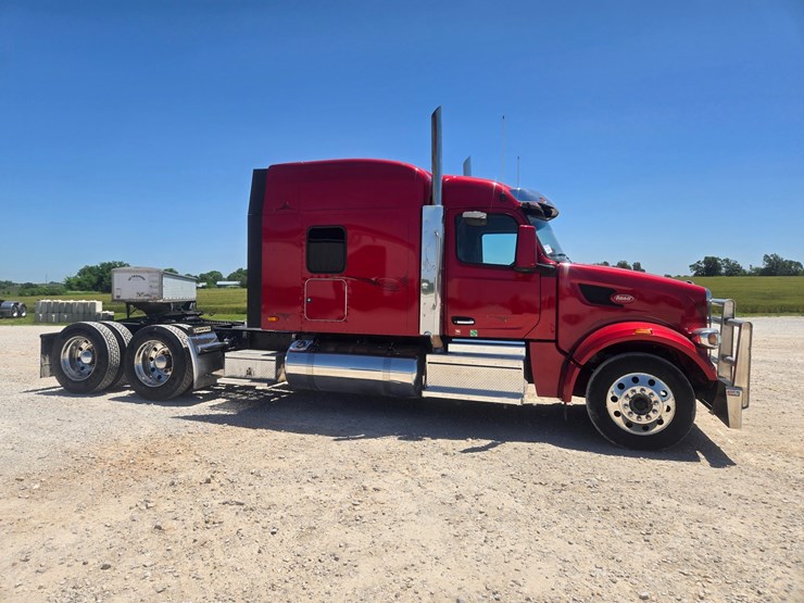 2023-peterbilt-567-image-25