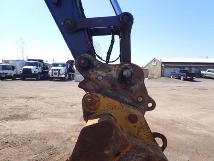 2017-deere-250g-lc-image-31