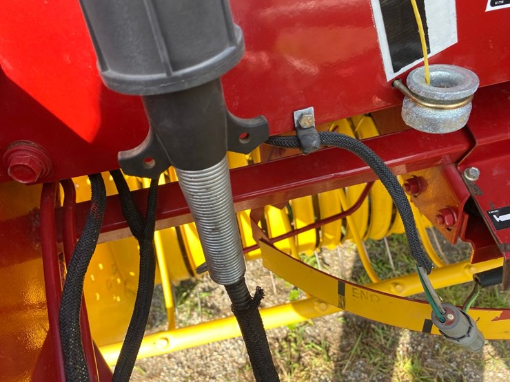 new-holand-7050-4x4-rd-baler-image-35