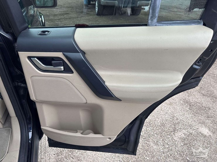 2014-land-rover-lr2-hse-image-25