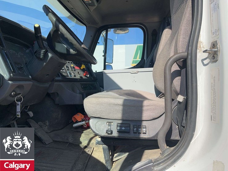 2015-freightliner-114sd-image-14