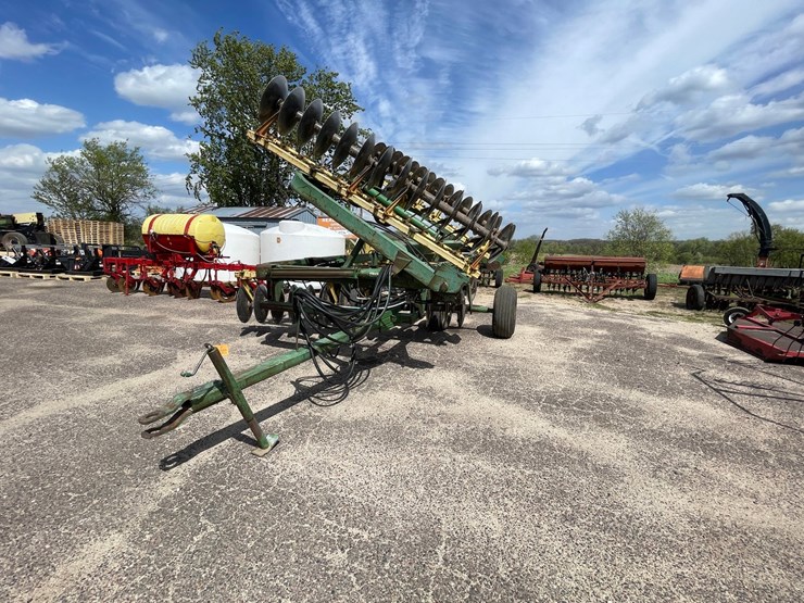john-deere-220-image-1