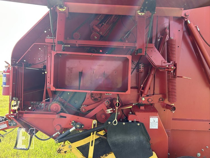new-holland-br780-image-12