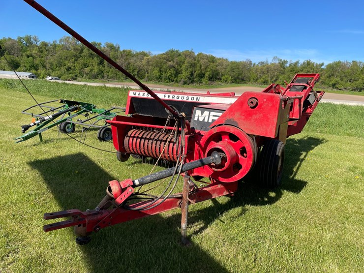 massey-ferguson-124-image-1