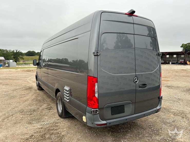 2021-mercedes-benz-sprinter-4500-image-2