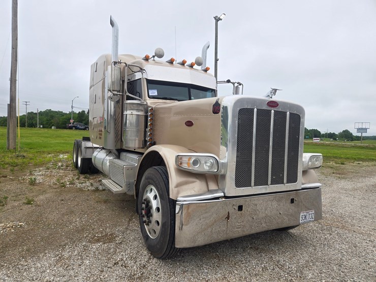 2016-peterbilt-389-image-25