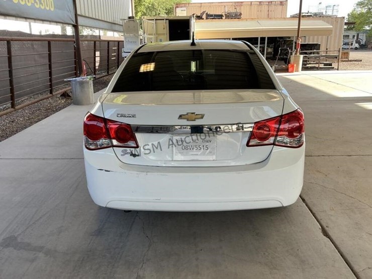 2013-chevrolet-cruze-ls-sdn-image-6