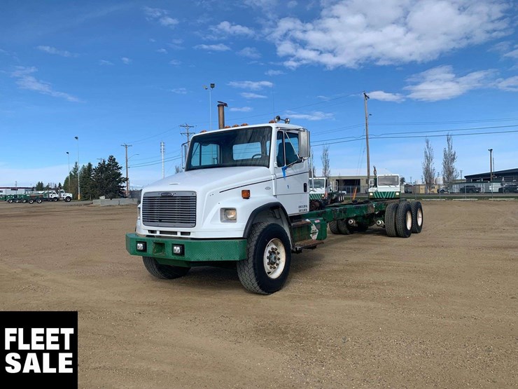 2003-freightliner-fl106-image-1