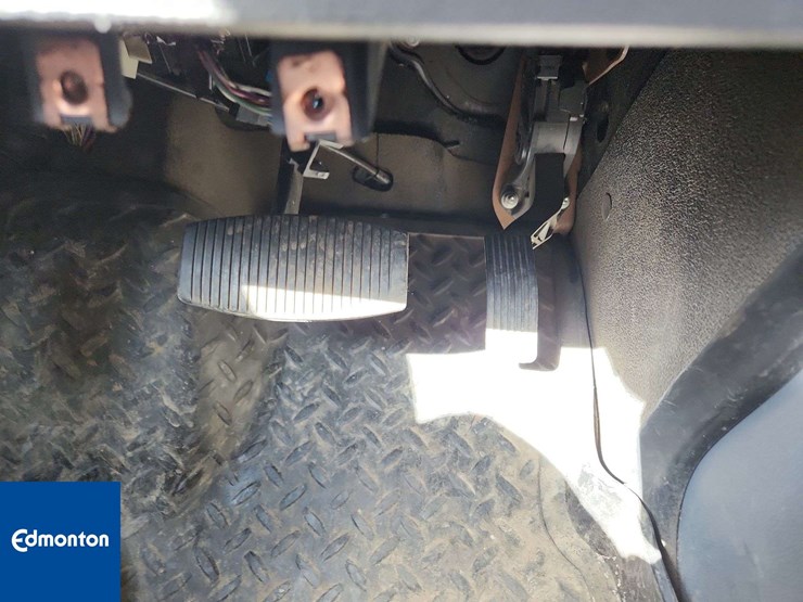 2014-ford-cargo-image-25