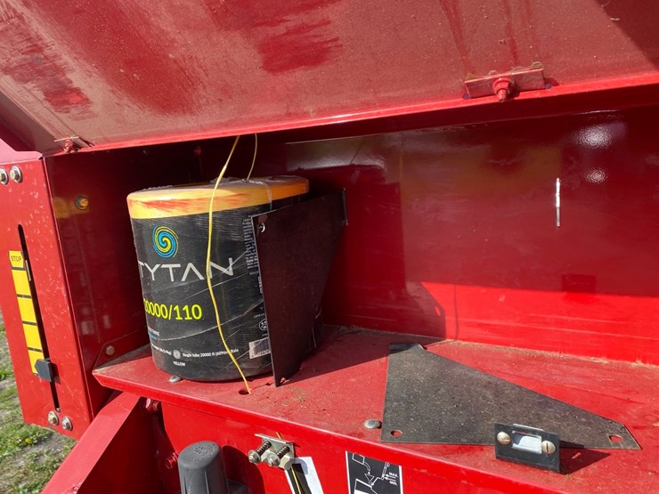 new-holand-7050-4x4-rd-baler-image-13