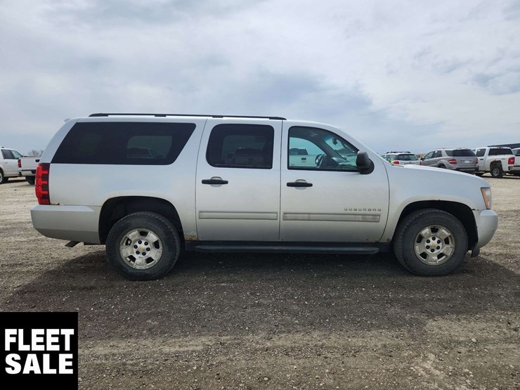 2011-chevrolet-suburban-image-7