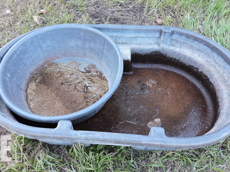 small-rubbermaid-stock-tank-image-2