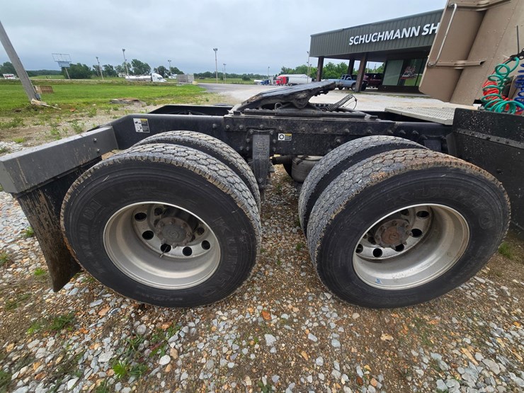2016-peterbilt-389-image-83