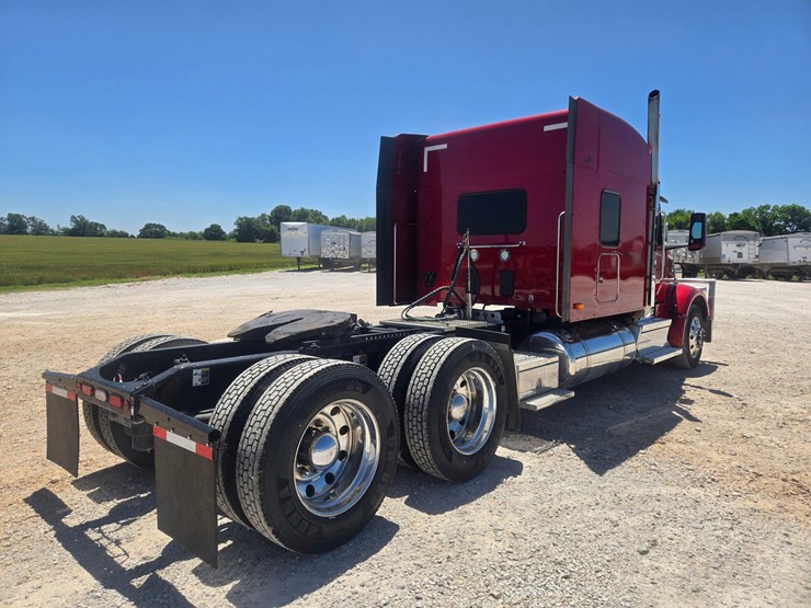 2023-peterbilt-567-image-18