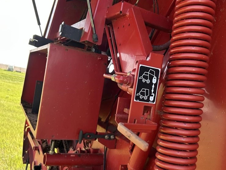 new-holland-br780-image-42