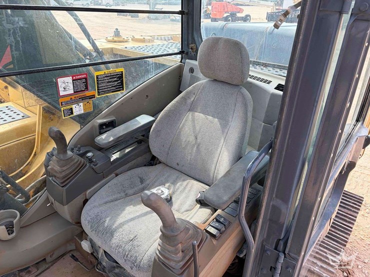 2007-deere-200d-lc-image-24