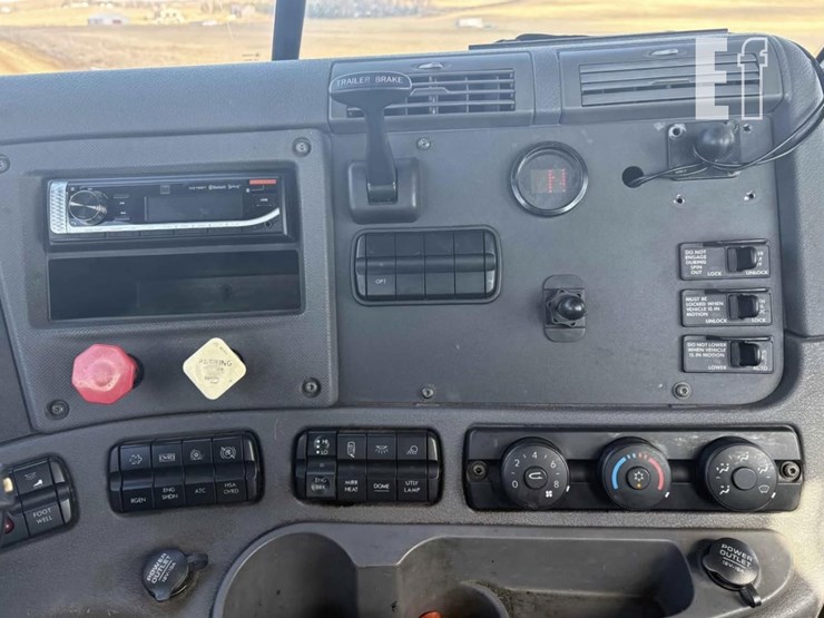 2013-freightliner-cascadia-125-image-10
