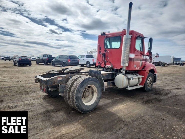 2005-freightliner-columbia-120-image-4