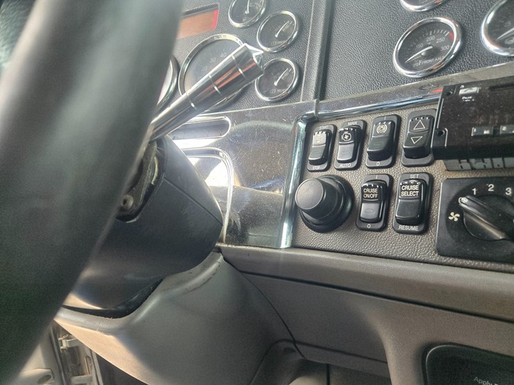 2016-peterbilt-389-image-64