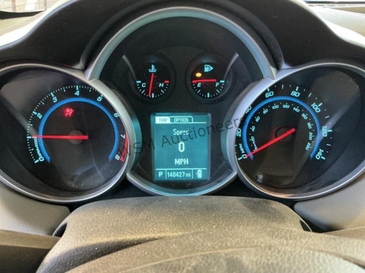 2013-chevrolet-cruze-ls-sdn-image-22