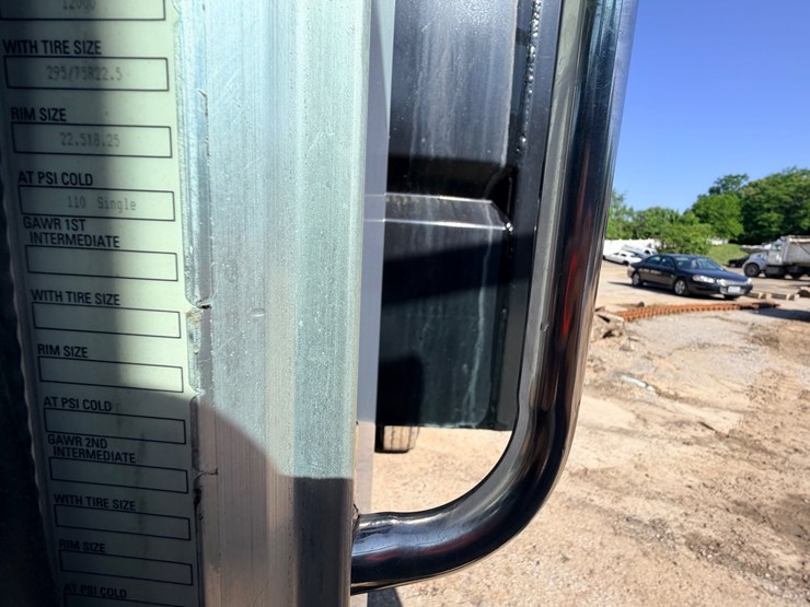 2006-peterbilt-335-image-38