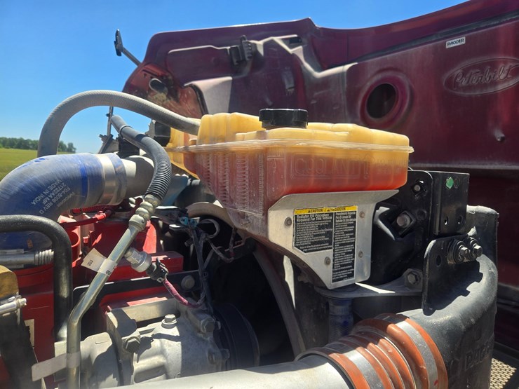 2023-peterbilt-567-image-43
