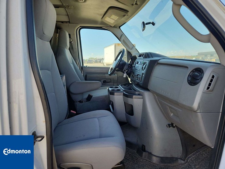 2014-ford-cargo-image-19