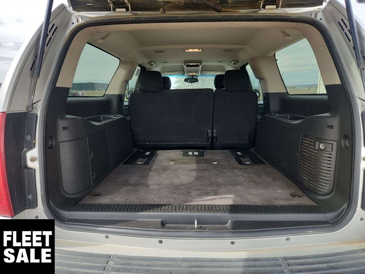 2011-chevrolet-suburban-image-16