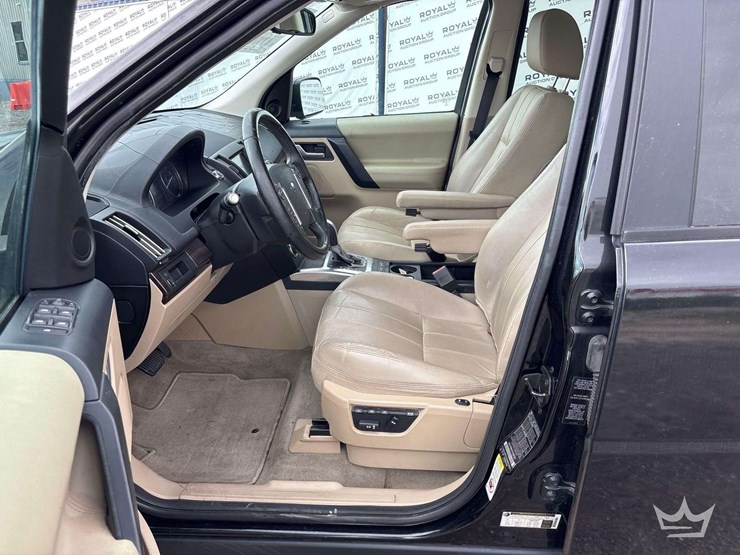 2014-land-rover-lr2-hse-image-12
