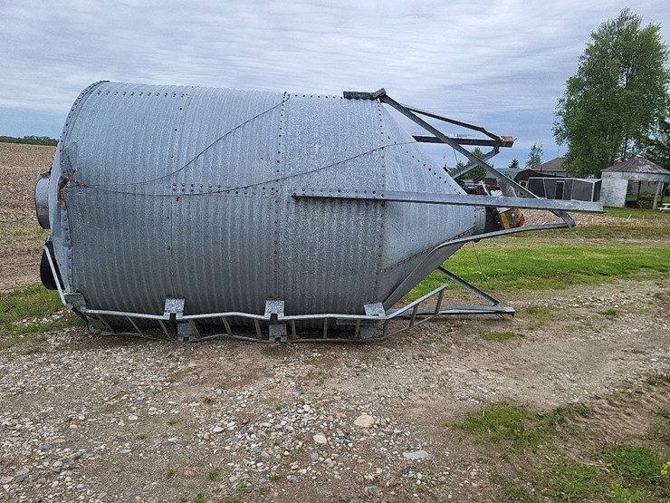 feed-bin-w/stand-image-2