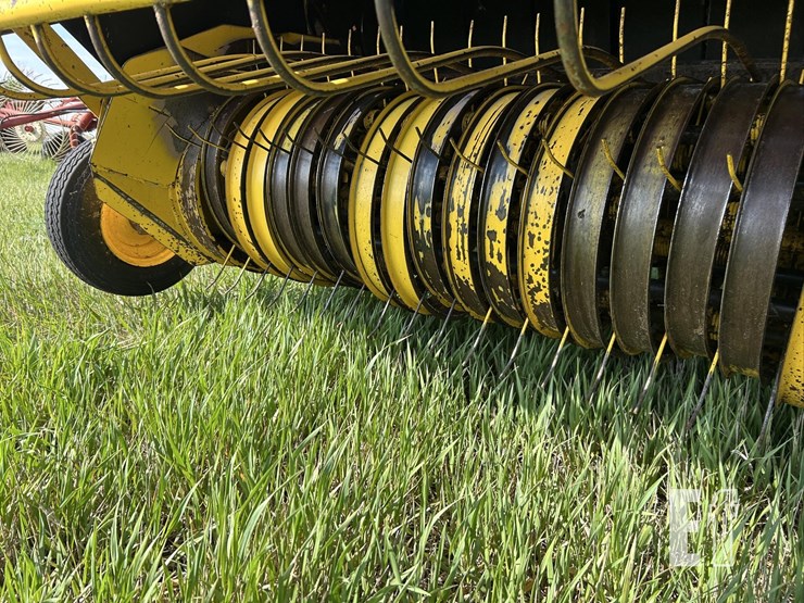 new-holland-br780-image-23