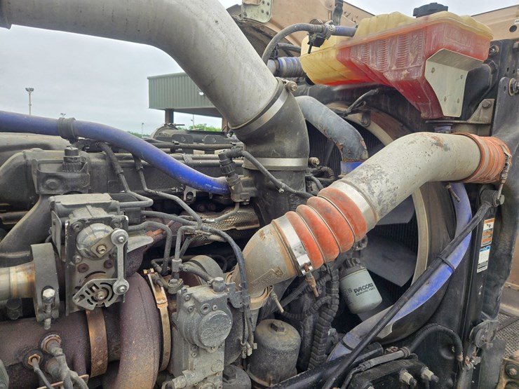 2016-peterbilt-389-image-41