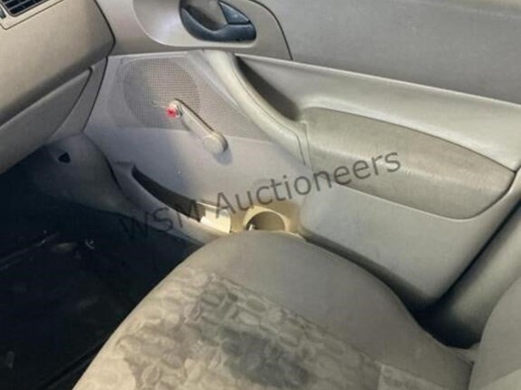 2005-ford-focus-sdn-image-19