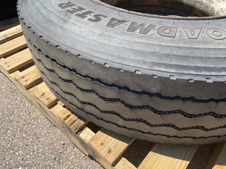 #8785-•-11r22.5-tire-image-5